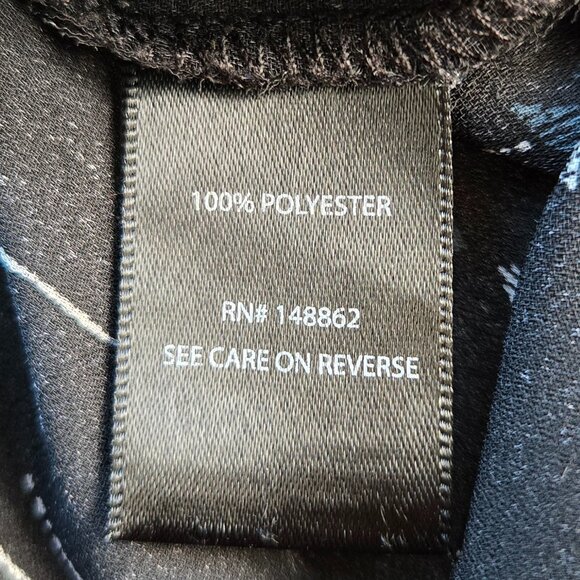 810-47 Torrid Black Geometric Arrow Print V-Neck Top Size 0 (Large 12) - Picture 8 of 10